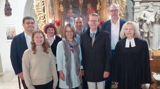Nach über 30 Dienstjahren als Bezirksjugendreferent im evangelischen Kirchenbezirk Weikersheim wurde Friedemann Weller feierlich in den Ruhestand verabschiedet. Unser Bild zeigt ihn (Dritter von rechts, links daneben seine Frau Erika) mit den Beteiligten des Abschiedsgottesdienstes in der Creglinger Stadtkirche St. Peter.