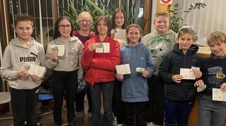 Die Kinder und Jugendlichen der DLRG Weikersheim im Alter zwischen 10 und 13 Jahren sind dem Rettungsschwimmer-Abzeichen einen Schritt näher gekommen, in dem sie die Prüfung zum Juniorretter absolviert haben.