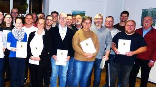 24 Förderbescheide für den Sozialfond Windkraft wurden durch Bürgermeisterin Heidrun Beck (links) im Beisein des Zeag-Vertreters Harald Endres (rechts daneben) sowie mehrerer Gemeinderäte und Ortsvorsteher übergeben.