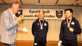 Die beiden in der Leistungsklasse „Gold“ ausgezeichneten Handballtrainer Luca Frank (rechts) und Martin Frank (Mitte) mit Moderator Hartmut Schwartz.