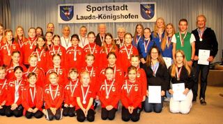 Die Empfänger der Silbermedaillen der Kategorien „Einzelsportler“ und „Mannschaft“ bei der Sportlerehrung der Stadt Lauda-Königshofen in der Aula des Martin-Sc hleyer-Gymnasiums.