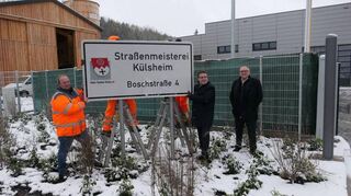 Bei der Montage des Schildes freuten sich unter anderem (von links) Martin Winkler, Christoph Schauder und Thomas Schreglmann über den Neubau der Straßenmeisterei am neuen Standort.