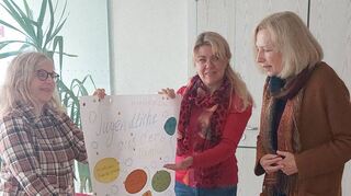Die ukrainische Psychologin Olena Ilina (Mitte) präsentiert Dekanin Renate Meixner (rechts) die Ergebnisse ihrer Arbeit mit geflüchteten Jugendlichen im Rahmen der Psychologischen Beratungsstelle in Bad Mergentheim – links im Bild deren Stellenleiterin Silke Hasselbach.