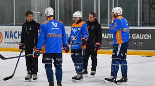 Wieder gemeinsam auf dem Eis: Der neue Adler-Cheftrainer Dallas Eakins (links) und Defensivspieler Korbinian Holzer (rechts).