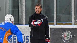 Eloquent, durchdacht und überzeugt präsentierte sich der neue Adler-Trainer Dallas Eakins, hier beim ersten Eistraining, nach seiner Ankunft in Mannheim.