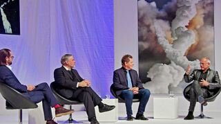 Foto-Künstler Michael Najjar (rechts) vor einem seiner Werke. Von links Moderator Benedikt Hofmann, Satellitenexperte Prof. Dr. Klaus Schilling und Dr. Hans Königsmann, langjähriger Chefingenieur von Elon Musks Raumfahrtunternehmen SpaceX.