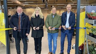 Bürgermeister Ralf Killian, Ortsvorsteherin Anne-Kathrin Kämmer, Marktbetreiber Jochen Tischer und Matthias Hauptmann von Edeka (von links) schneiden zur Eröffnung des Edeka-Markts am Donnerstag das Band durch.