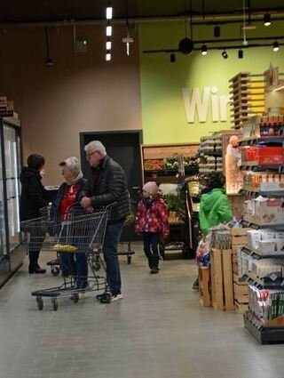 Bereits am Dienstagmorgen gingen zahlreiche Bürger im neuen Edeka-Markt einkaufen.