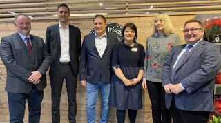 Jochen und Caroline Tischer (Dritter und Vierte von links) zusammen mit Bürgermeister Ralf Killian, Gesamtverkaufsleiter Andreas Betz, Ortsvorsteherin Anne-Katrin Kämmer und Pfarrer Bernhard Metz beim Vorabendempfang.