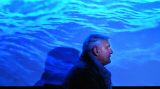 Fritz Stier mit seiner Videoinstallation „Seestück“