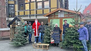 Bürgermeister Dr. Lukas Braun, Beatrix Wendt (Mitte) sowie weiteren Akteure aus dem Organisationsteam freuen sich auf den Start des Weihnachtszaubers, der erstmals auf dem Marktplatz i Lauda stattfinden. wird.