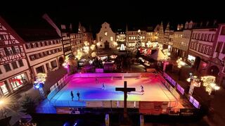 Der Tauberbischofsheimer Marktplatz erstrahlt nun wieder im heimeligen Lichterglanz.