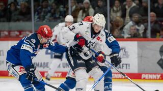 Viel Stückwerk: Die Adler, hier Stürmer Stefan Loibl (weiß), blieben oft schon früh an den Schwenningern hängen.