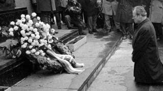 Kniefall am ehemaligen Jüdischen Ghetto in Warschau 1970 – dafür wird Brandt welt-weit gerühmt, in Deutschland jedoch von rechten Kreisen verunglimpft.