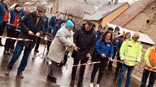 Bürgermeisterin Heike Naber (Zweite von links) und Ortsvorsteher Gerhard Hauf (links) durchschnitten zusammen mit am Bau Beteiligten das Absperrband auf der Vorbachbrücke. Der Verbindungsbau ist nun ohne Gewichtsbeschränkung wieder befahrbar.