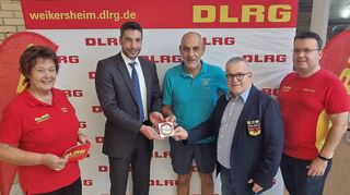 Das Weikersheimer Hallenbad ist ausgezeichnet worden. Über die Ehrung freuen sich (von links) Uschi Jung (Vizepräsidentin DLRG-Landesverband Württemberg), Bürgermeister Nick Schuppert, Schwimmmeister Stephan Lahr, DLRG-Ortvorsitzender Martin Roller und DLRG-Bezirksboss Heiko Lang.