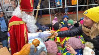 Vor allem für die Kinder war die Ankunft des Nikolauses bei der Eröffnung des Buchener Weihnachtsmarkt eine Attraktion. Dieser verteilte Nikolausse aus Hefeteig an die kleinen Gäste.