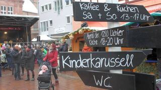 Neu in diesem Jahr: Vom städtischen Bauhof gestaltete Schilder weisen den Weg auf dem Buchener Weihnachtsmarkt.