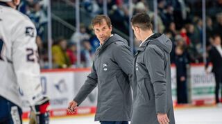 Im Austausch: Adler-Cheftrainer Dallas Eakins (links) spricht auf dem Weg in die Kabine mit seinem Assistenztrainer Marcel Goc. Auf die Adler Mannheim wartet in den kommenden Tagen und Wochen viel Arbeit.
