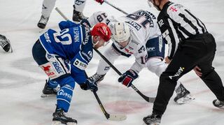 Magnus Eisenmenger (Adler Mannheim #18) beim Bully gegen Tylor Spink (Schwenninger Wild Wings #90) beim Spiel in der Penny DEL.
