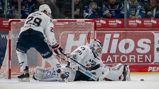 Save von Arno Tiefensee (Adler Mannheim #30) beim Spiel in der Penny DEL, Schwenninger Wild Wings (blau) - Adler Mannheim (weiß).