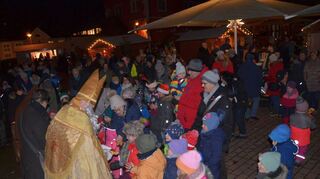 Zur Eröffnung des Hardheimer Weihnachtsmarktes am Freitagabend beschenkte der Nikolaus die Kinder. Bis zum Sonntag ist rund um den Schlossplatz noch ein buntes Programm geboten.