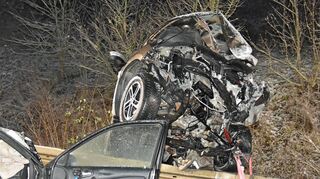 Ein Bild der Verwüstung: Zwei Autos kollidierten am Freitagabend auf der Staatsstraße 2269 zwischen Schäftersheim und Röttingen miteinander.