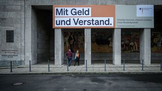 Ein Plakat mit der Aufschrift „Mit Geld und Verstand“ hängt über dem Eingang zum Bundesministerium der Finanzen. Das Urteil des Bundesverfassungsgerichts in Karlsruhe stellt vor allem ersteres in Frage. Auch auf Kommunen werden sich die Probleme im Bundeshaushalt auswirken.