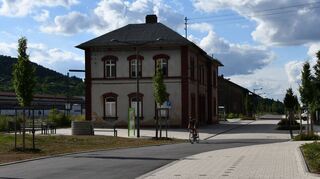 Das Bahnhofsgebäude in Königshofen steht seit langem leer. Nun hofft die Stadt, eine Nachnutzung für die frühere Empfangshalle zu finden und das Haus aus dem Dornröschenschlaf zu holen.