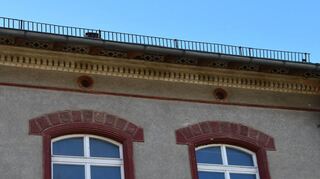 Die einst schmucke Fassade mit den Verzierungen am Dach ist noch immer ein Hingucker.