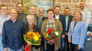 Ulrike Fleuchaus (Vierte von links) und Dieter Engmann (Fünfter von links) wurden nach jahrzehntelanger Tätigkeit für die Stadt unter großer Anteilnahme und im Beisein der Ehepartner in den Ruhestand verabschiedet.
