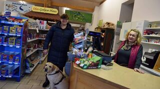 Die Zukunft des Oberländer Dorfladens im Creglinger Stadtteil Finsterlohr ist gesichert: Der Betrieb soll im Frühjahr 2024 von der BAG Creglingen auf Familie Schleburg übergehen, die den Laden als 24/7-Markt fortführen möchte. Bei der Gesellschafterversammlung stimmten die Gesellschafter dem neuen Konzept zu. Im Bild Marie Schleburg (links) und Filialleiterin Sabine Gehringer-Wehner.