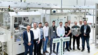 Vertreter beider Unternehmen bei der Feier der Werksabnahme der 5000. Anlage zum Vakuumverguss.