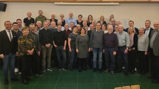 Die Geehrten zusammen mit dem TSV-Ausschuss, Ortsvorsteherin Claudia Kemmer, dem Sportkreisvorsitzenden Volker Silberzahn und dem Sportkreisjugendleiter Reinhold Balbach.