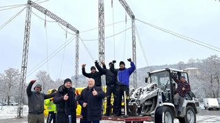 Daumen hoch für den 4. Main-Tauber-Weihnachtscircus: Rudi Bauer (vorne links) und ein Teil der 20-köpfigen Zelt-Mannschaft freuen sich über den Besuch von Oberbürgermeister Udo Glatthaar.