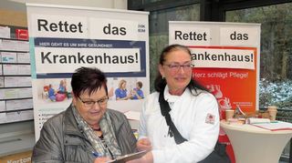 Die Rotkreuzklinik soll erhalten bleiben, indem die Stadt die Einrichtung zukünftig übernimmt – das fordern Mitarbeiter der Klinik, darunter Tanja Stroisch (rechts). Sie sammelten am Samstag dafür Unterschriften und erfuhren viel Unterstützung, unter anderem vom Rita Strobel.
