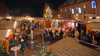 Eine heimelige Stimmung herrschte beim Weihnachtsmarkt auf dem Schlossplatz in Hardheim.