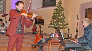 Einer der Höhepunkte des Musikschulkonzerts in Freudenberg war der Auftritt des neuen Streichinstrumente-Lehrers Paul Erb, begleitet von seinen ebenso neuen Kollegin Barbara Chmiel.
