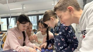 Grundschüler werden im „Lernen durch Lehren“-Projekt in Kleingruppen von einem Realschüler betreut.