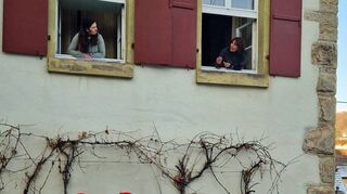 Der Theaterverein Reinsbronn bot im Pfarrgarten adventliche Fenstergespräche und nahm dabei auch die Creglinger Kommunalpolitik auf die Schippe.