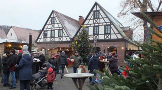Rustikale Holzbuden, regionale Leckereien, ausgefallene Handwerkskunst und stimmungsvolle Dekoration – der Weihnachtsmarkt rund um das Fürstin Wanda-Haus lockte am Wochenende viele Besucher an.