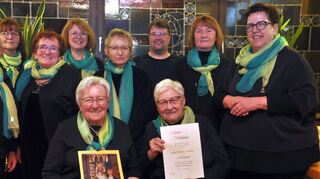 Ehrung: Das Bild zeigt (von links): Karin Hofmann, Barbara Maske, Monika Pacius, Silke Ehrmann-Hehn, Monika Kastner, Chorleiterin Irene Schneider, Pfarrer Oliver Störr, Brunhilde Wundling, Birgit Schenek und Ursula Kuhn.