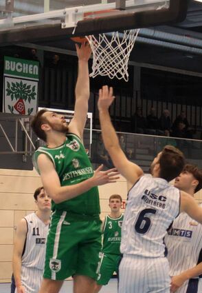 Die Buchener Oberliga-Basketballer (grünes Trikot) zeigten in der Begegnung gegen den USC Heidelberg III Schwächen in der Offensive.