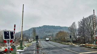 In Sachen Beseitigung des Doppel-Bahnübergangs in Königshofen wird nach Auskunft des Regierungspräsidiums Stuttgart eine zusätzliche Variante 1.1 ausgearbeitet – der „goldene Mittelweg“?