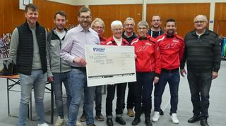 Eine Spende überreichte der Förderverein „Große Sporthalle“. Sehenswert war die Hobbykünstlerausstellung.