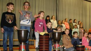 Die Kinder begrüßten die Besucher des Christbaumfests in der Balbachalle musikalisch.