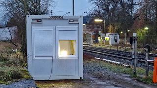 An den Bahnübergängen in Grünsfeld und Zimmern sind beheizte Container aufgestellt worden.