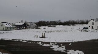 Mehrere Grundstücke im Gemeindegebiet, wie hier im Baugebiet „Knauer II“ in Gerchsheim, sind derzeit nicht verkauft. Das drückt auf die Ertragsseite des gemeindlichen Haushalts.