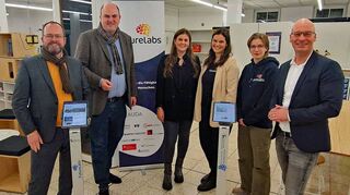 Im Rahmen der Medienpartnerschaft freut man sich bei „Future Labs“ über zwei hochwertige I-Pads, gestiftet von den Fränkischen Nachrichten. Unser Bild zeigt (von links) Dr. Gunther Wobser, Michael Wünsch, Fenja Henninger (Projektleiterin Digitalisierung), Werkstattleiterin Sophie Krimmer, Annika Besserer (FSJlerin) und Jochen Eichelmann.