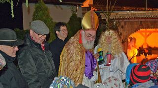 Nicht im Pfarrhof, sondern im Schlosshof verteilt der Nikolaus diesmal seine Gaben an die Kinder.